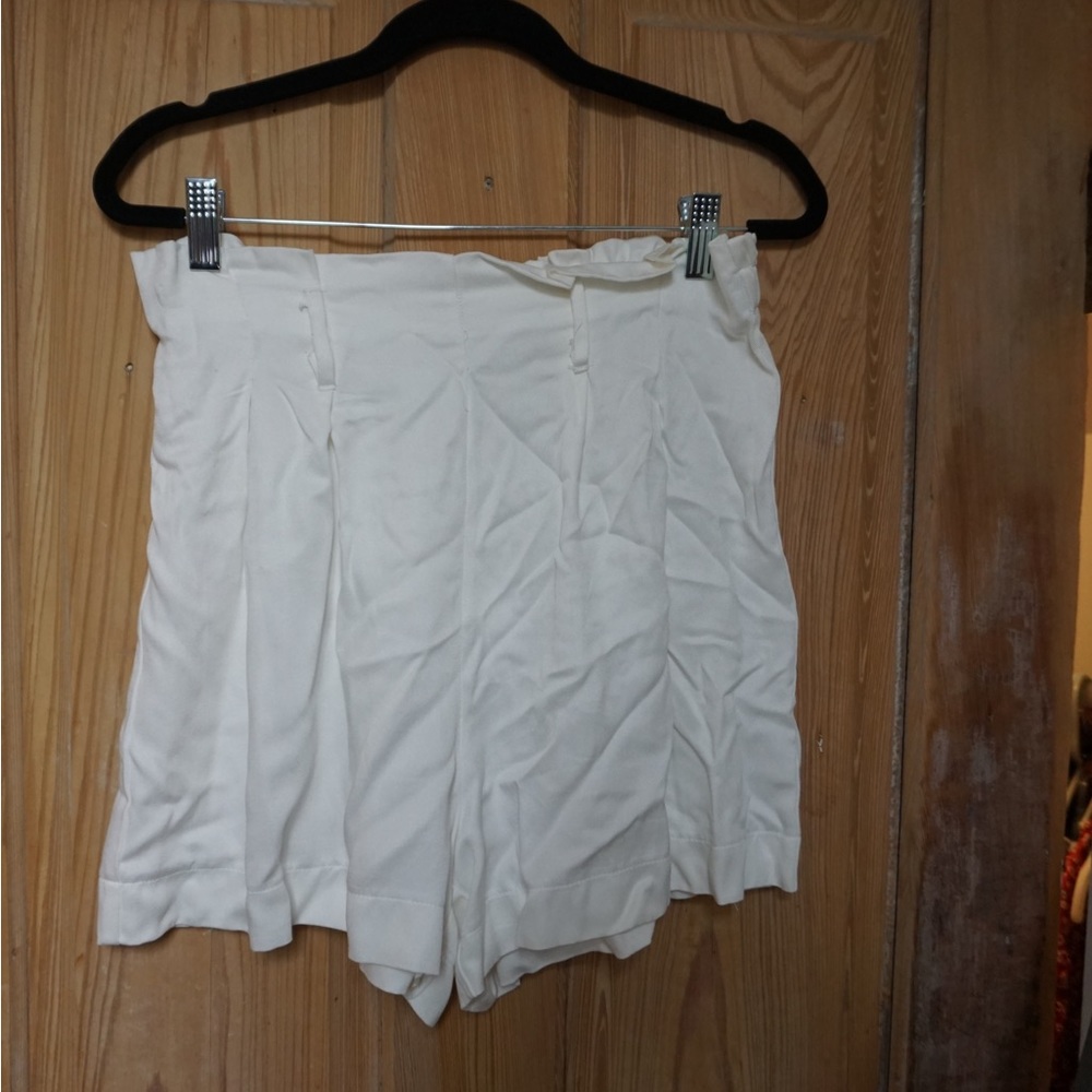 White linen short